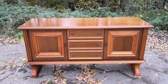 Masivní komoda na nožkách
