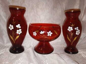 2 rubínové vázy a 1 číše