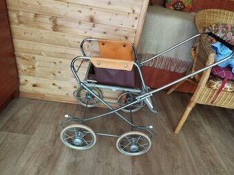 Dětský retro kočárek pro panenky