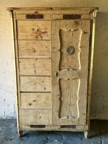 Starožitný pískovaný nábytek