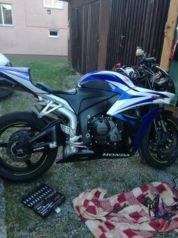 Koupím kapoty v této barvě na Hondu CBR 600 RR PC40