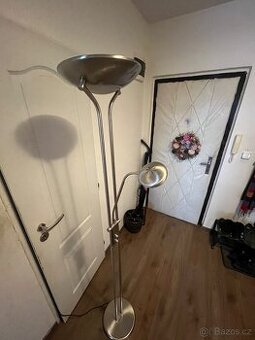 Stojí lampa