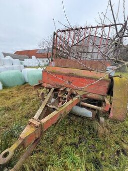 Samosběrací vůz na seno / slámu