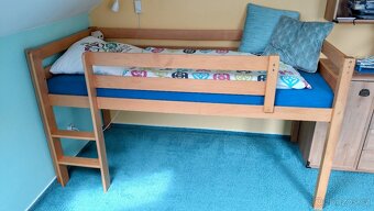 Krásná vyvýšená postel se skluzavkou masiv buk