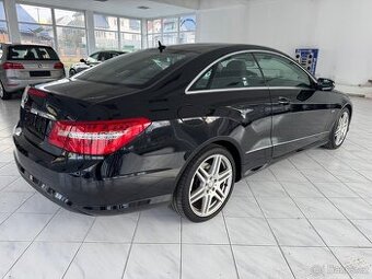 Mercedes-Benz E250CDi // MANUÁL