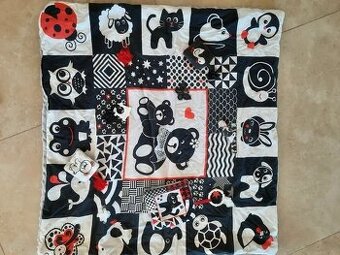 Hrací kontrastní deka