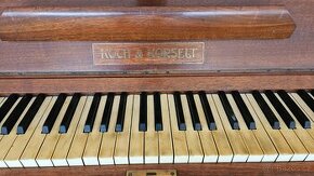 Klavír od Marie Rottrové starší ale krásný