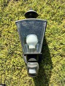 Lampa z pohybovým čidlem.