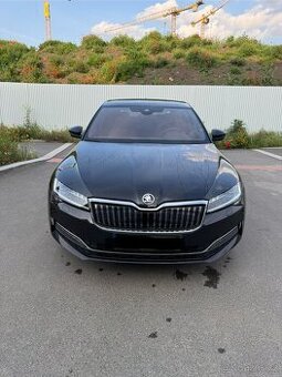 Škoda SuperB iV L&K 2023, černá metalíza