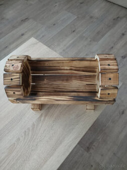 Rustikální stojan(truhlík) na květiny a okrasné předměty