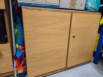 Dřevěná malá skříňka