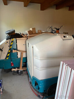 ÚKLIDOVÝ STROJ TENNANT