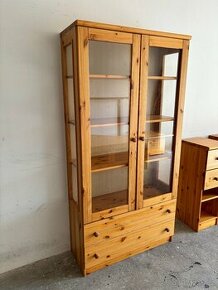 PRODÁM  VITRÍNU A KONF. STOLEK A TV STOLEK -MAS. BOROVICE