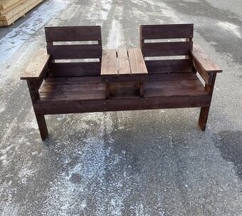 Zahradní lavička s odkládacím stolkem