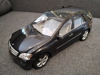 Mercedes Benz M class 1/18 - 1