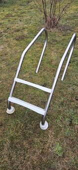 Nerezové schůdky do bazenu