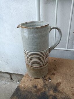 Džbán asi kamenivo