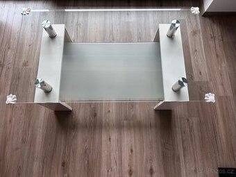 Skleněný konferenční stolek