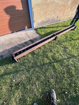 Šnek na uhlí s motorem