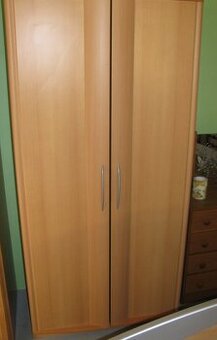 Šatní skříň s policemi