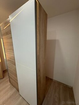 Šatní skříň dub Sonoma a bila