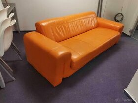 Oranžový, kožený a rozkládací gauč a křesla značka ETAP SOFA