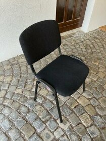 Černá kovová polstrovaná konferenční židle