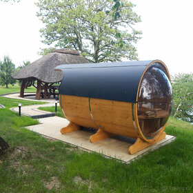 Venkovní sudová sauna s panoramatickým oknem