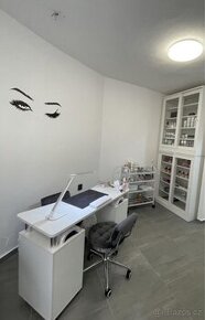Stolek na manikúru