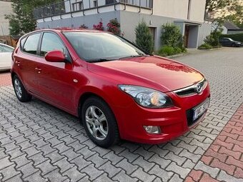 Hyundai i30 1,4 16V 80kW - klima - tažné zařízení.