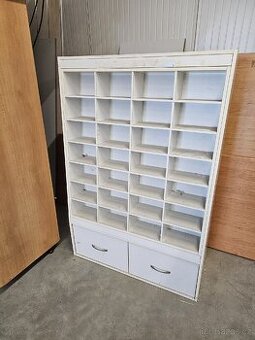 Prodám skříňku s přihrádkami - 1