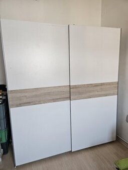 Šatní skříň s posuvnými dveřmi