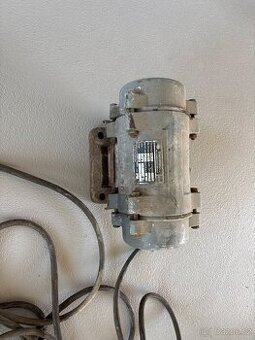 Vibrační elektromotor