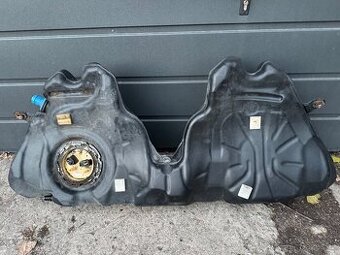 BMW F11/F10/F07 520/530D palivová nadrz