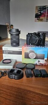 Sony Zv-E10 + Sigma 18-50 f2.8 + Sony 16-50 (Smallrig atd)