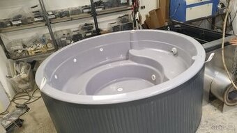 Malý bazén, vířivka nebo koupací sud