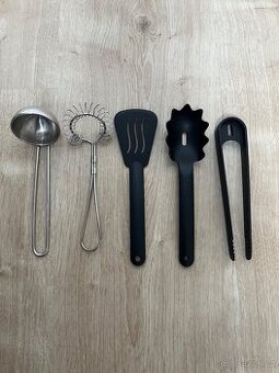 Kuchyňské náčiní na hraní IKEA.