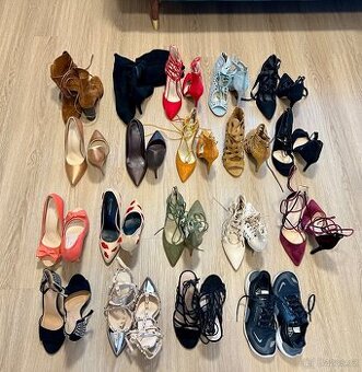 Sada 19ti párů obuvi