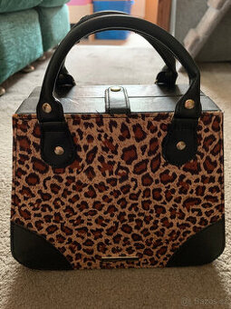 Kufřík s líčidly