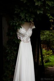 Bílé dámské svatební šaty