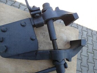 PRODÁM kovářský svěrák  šířka čelistí je 125mm