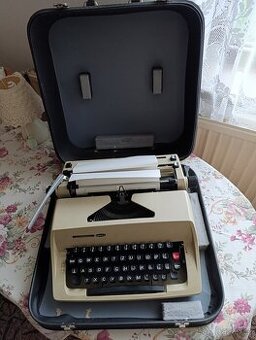 Kufříkový psací stroj Consul 2223