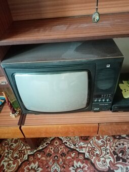 Starý barevný televizor Tesla Rubín - 1