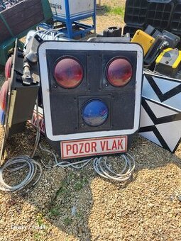 PRODÁM ORIGINÁLNÍ 3 ŽELEZNIČNÍ VÝSTRAŽNÁ SVĚTLA „POZOR VLAK“
