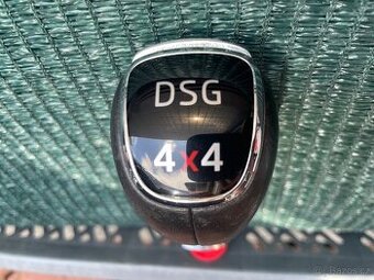 PLAKETKA ŘADÍCÍ PÁKY S NÁPISEM DSG 4X4 - ČERVENÉ X