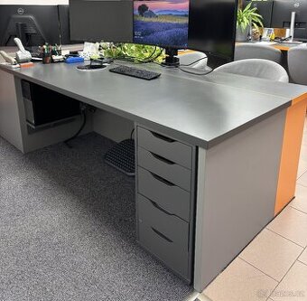 Prodáme 7 ks velkých kancelářských stolů