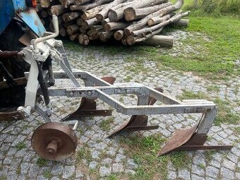 Pluh tříradličný za traktor