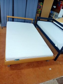 Prodám hezkou postel z masivu 120 x 200 cm
