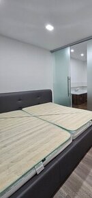 Postel 200×200 s polohovacím roštem a matrací