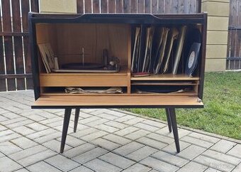 Gramofon se skříní a LP deskami